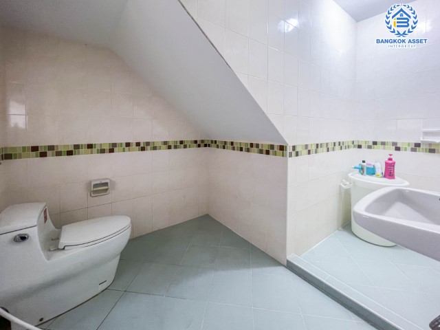 *****บ้านเดี่ยวมือสองย่านนครปฐม ม.อาภากร3 ศาลายา-บางภาษี เนื้อที่กว้างขวางมากถึงเกือบ 84 ตร.ว. ฟังก์ชันจัดเต็มถึง 5 ห้องนอน 4 ห้องน้ำ 2 ที่จอดรถ บ้านหลังใหญ่ ทำเลแห่งการเดินทาง เชื่อมต่อถ.พุทธมณฑล สาย4, ถ.บรมราชชนนี, ถ.กาญจนาภิเษก ใกล้ม.มหิดล, ทางด่วน "ศรีรัช" ราคาคุ้ม!